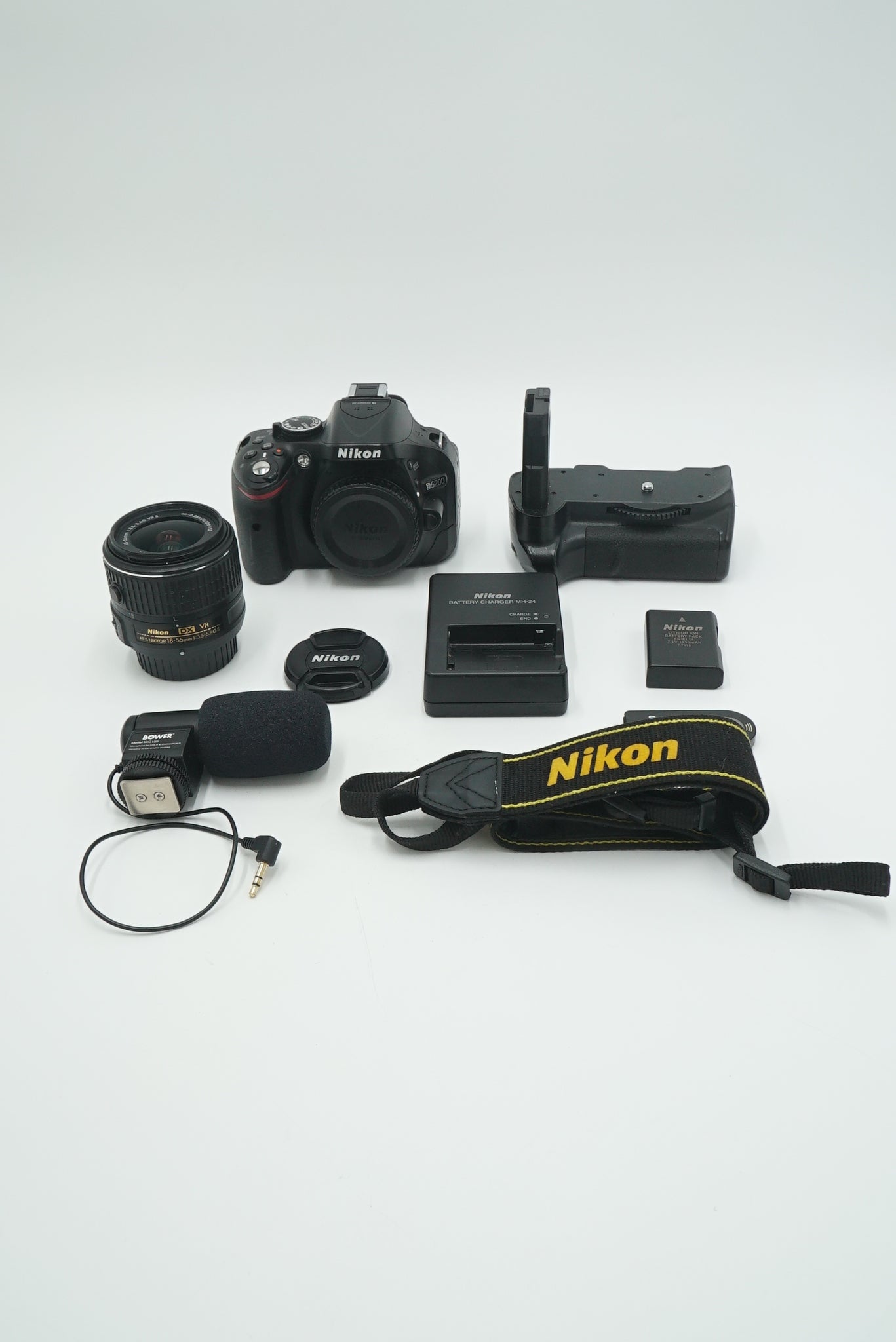 Nikon D5200/1855/24050 D5200 + AF-S 18-55mm f/3.5-5.6G II VR + Battery Grip + Remote Trigger, Used