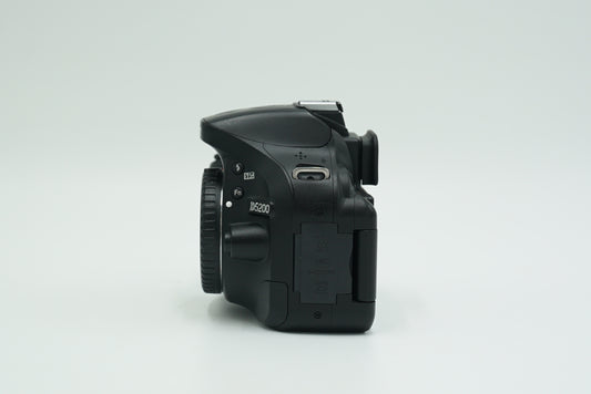 Nikon D5200/1855/24050 D5200 + AF-S 18-55mm f/3.5-5.6G II VR + Battery Grip + Remote Trigger, Used