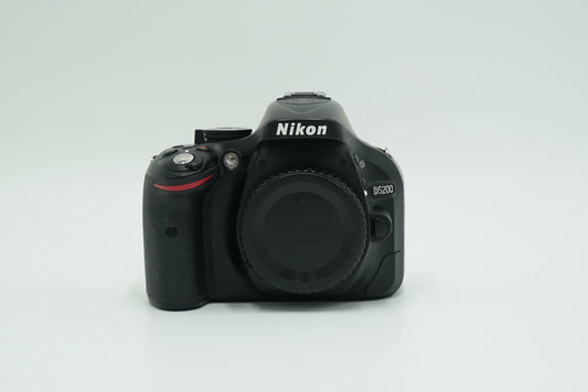 Nikon D5200/1855/24050 D5200 + AF-S 18-55mm f/3.5-5.6G II VR + Battery Grip + Remote Trigger, Used